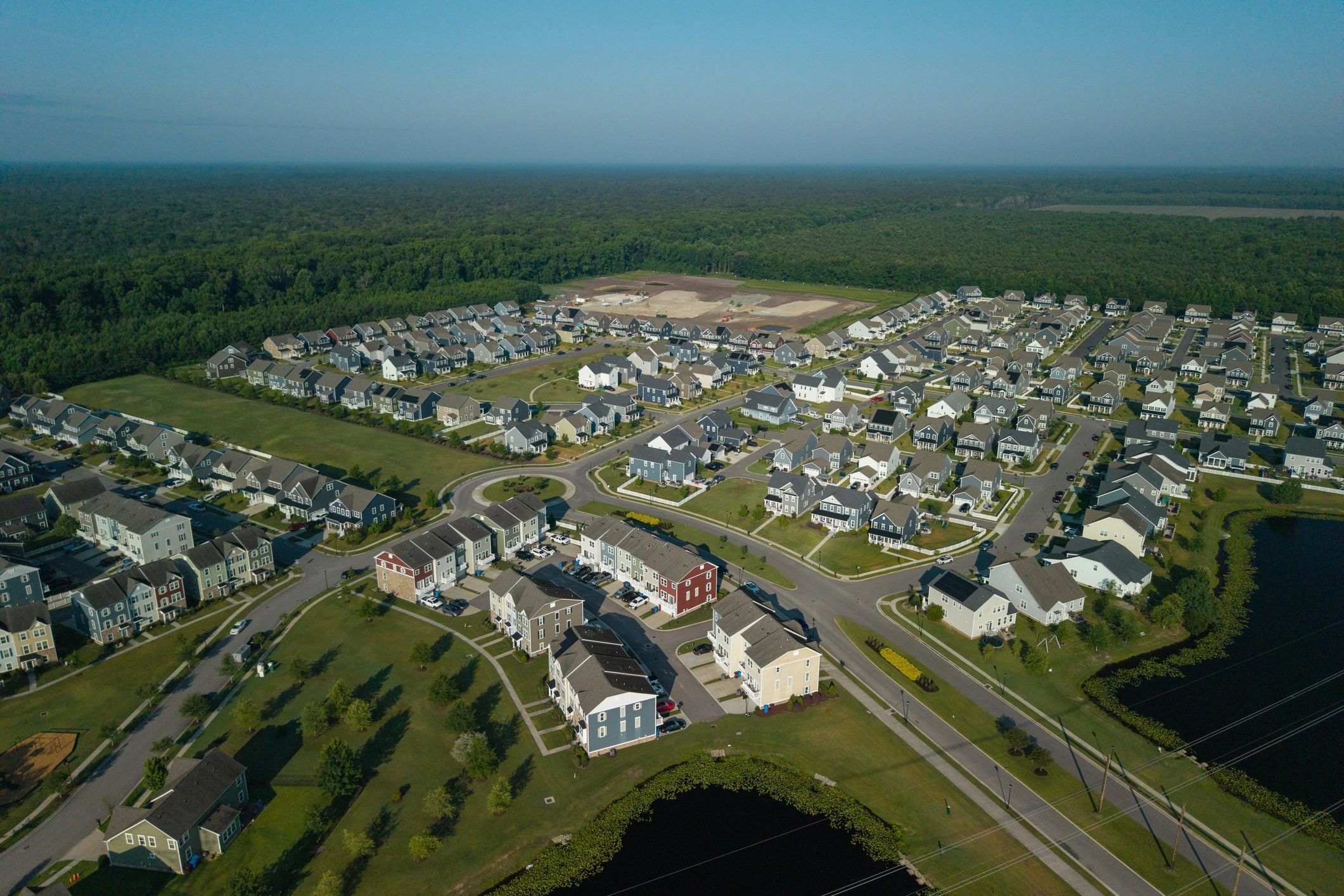 Vista aérea de desarrollo residencial moderno
