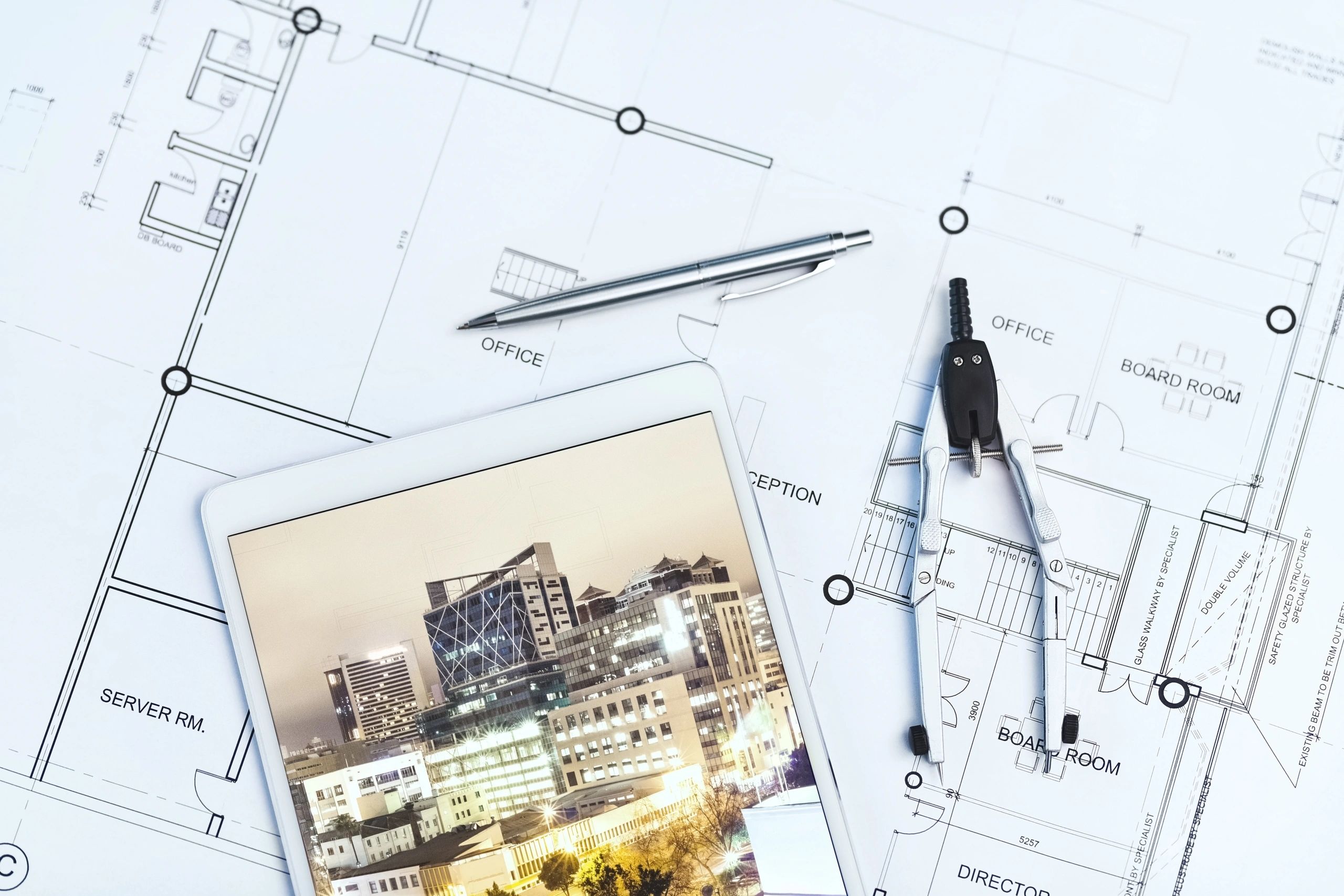 Escritorio con planos y materiales para planificación de proyectos