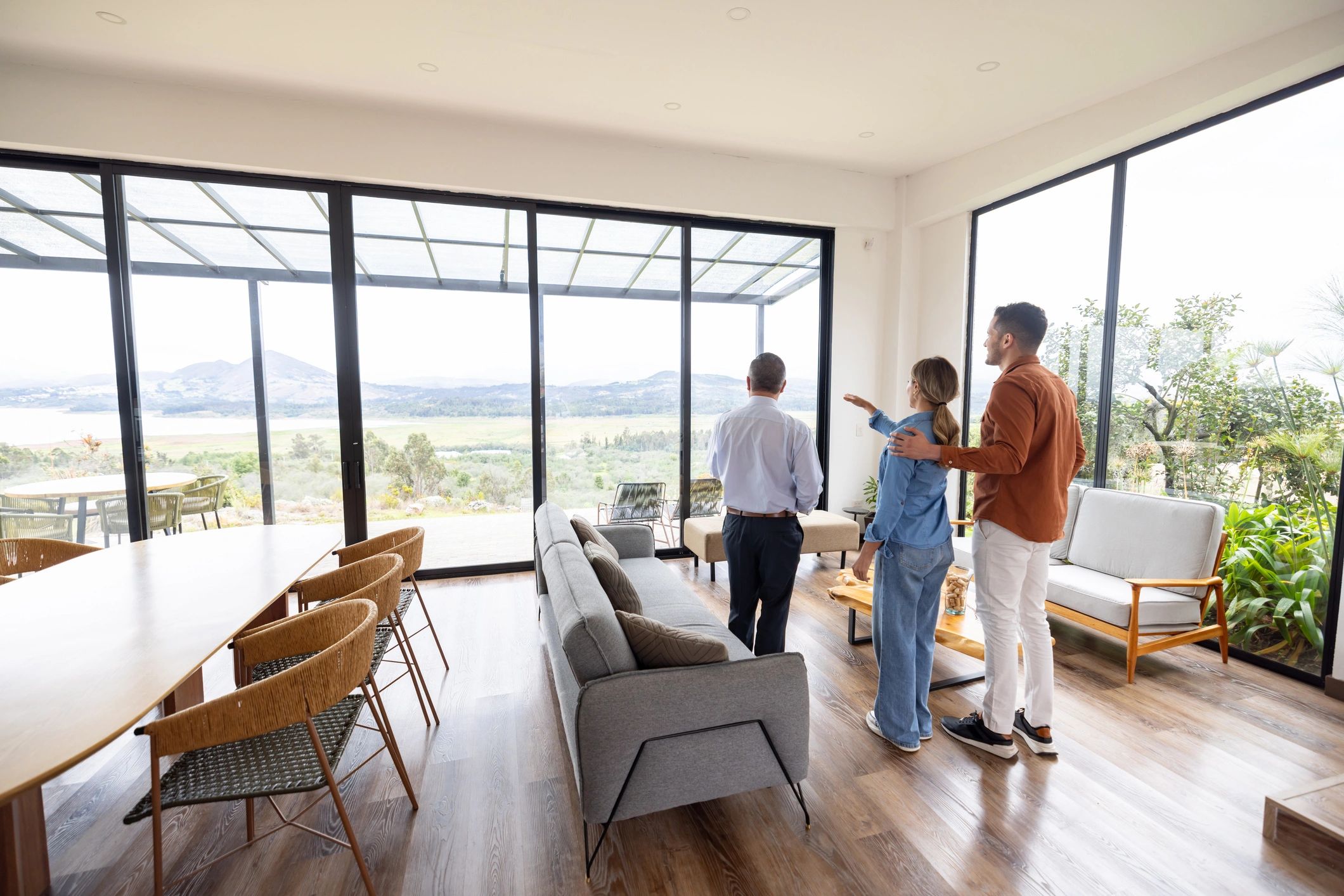 Asesor inmobiliario conversando con clientes sobre una propiedad